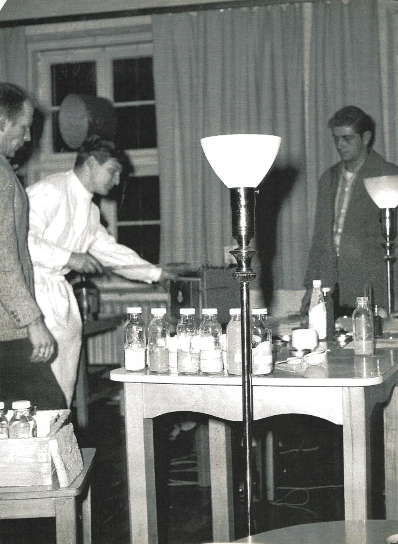 Hilko Weerda als Kursleiter eines Emaillekurses in Herzogenaurach, 1960