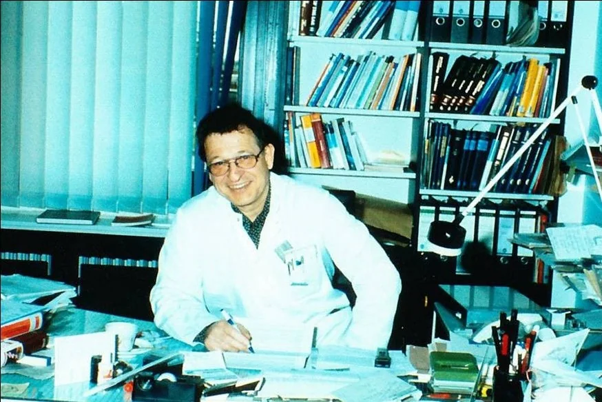 Hilko Weerda im Chefarztzimmer der Lübecker Universitäts-HNO-Klinik