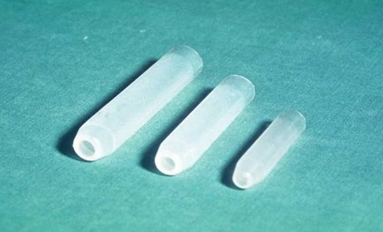 Drei experimentelle Silikonschläuche in unterschiedlichen Größen.
